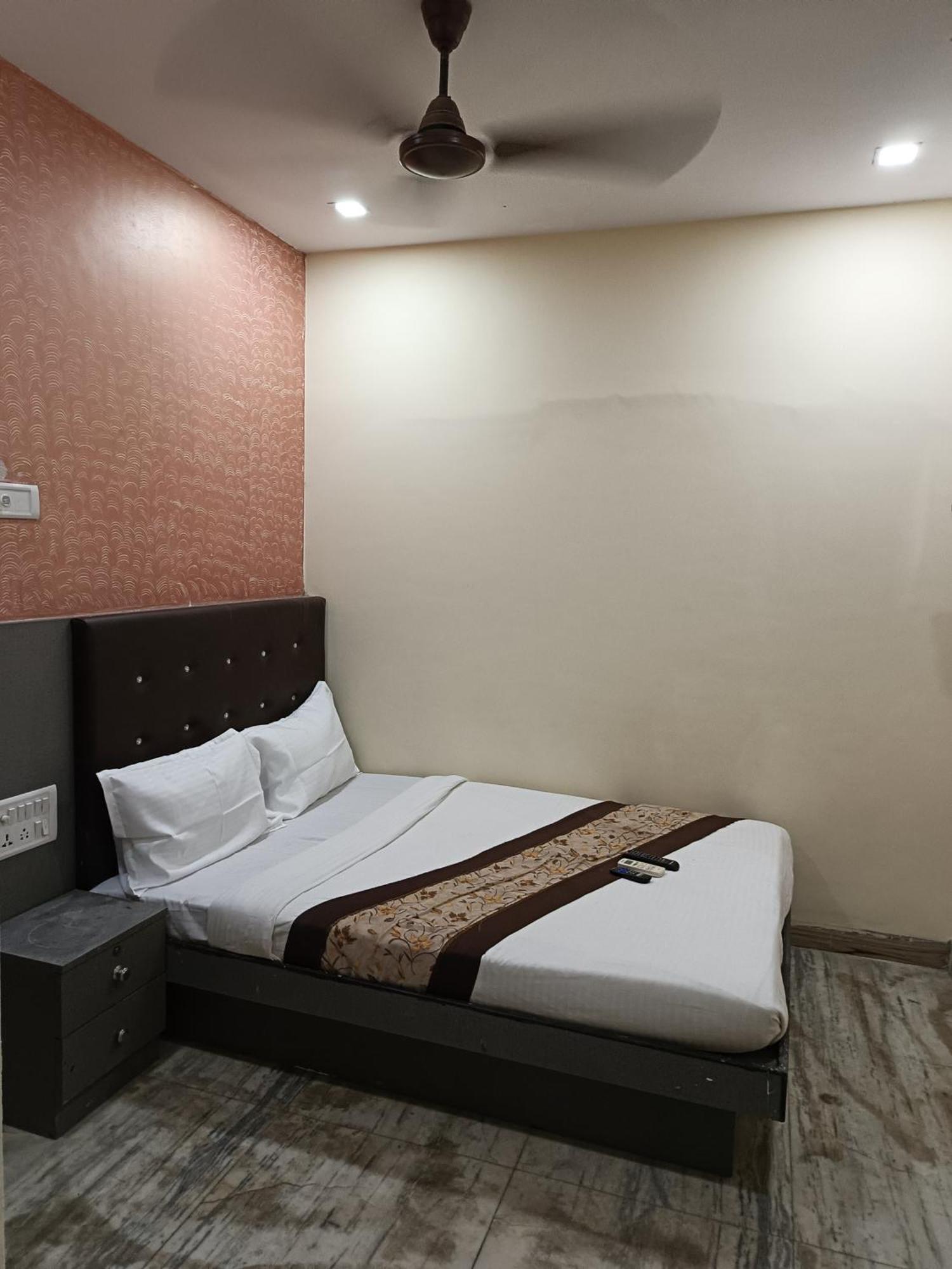 Hotel Urban Comfort ムンバイ エクステリア 写真
